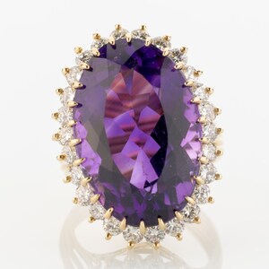 Ladies ring 18k gold with an amethyst and diamonds