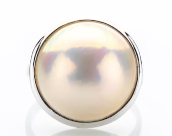 Vintage 14k white gold ring with a Mabe pearl