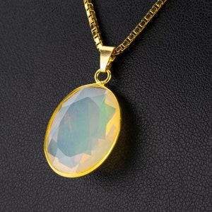 Pendant 18k gold with an opal