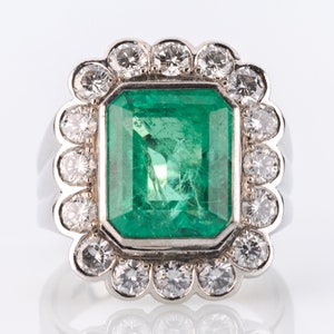 Cocktailring 18k gold with an emerald and diamonds