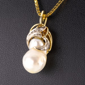 Pendant 14k gold with a baroque pearl and diamonds