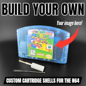 Könnte beinhalten: Eine transparente blaue N64-Kartuschenhülle mit einem Super Mario 64-Spielaufkleber. Das Bild enthält Werkzeuge und den Text "BUILD YOUR OWN" und "CUSTOM CARTRIDGE SHELLS FOR THE N64".