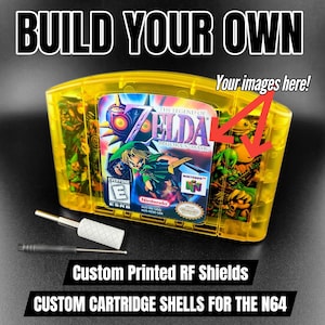 Op de afbeelding: Een transparante gele N64-cartridgebehuizing met een "The Legend of Zelda: Majora's Mask" game-label. De afbeelding bevat de tekst "BUILD YOUR OWN", "Custom Printed RF Shields" en "CUSTOM CARTRIDGE SHELLS FOR THE N64". Twee schroevendraaiers zijn ook zichtbaar.