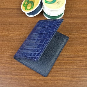 Cartera de piel de cocodrilo azul marino personalizada, cartera minimalista de cuero azul hecha a mano, tarjetero de piel de cocodrilo azul para hombre, cartera de piel de cocodrilo para hombre.