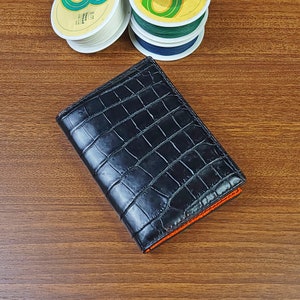 Cartera de tarjeta de cocodrilo negro personalizada, billetera minimalista de cuero negro hecha a mano, tarjetero de cocodrilo negro para hombres, billetera de cocodrilo para hombres.