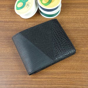 Cartera de cuero negro de lujo hecha a mano para hombre, cartera de cuero repujado para hombre, cartera plegable de cuero negro personalizada, cartera personalizada para hombre.