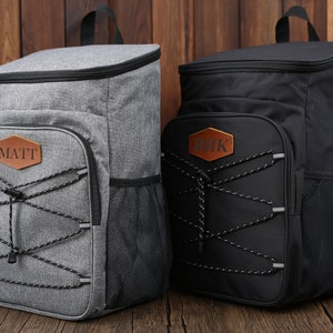 Pu&ograve; includere: Due zaini frigo isolanti, uno grigio e uno nero, con toppe personalizzate in similpelle. Lo zaino grigio ha "MATT" sulla sua toppa. Entrambi hanno tasche frontali con dettagli a corda elastica e tasche laterali in rete.