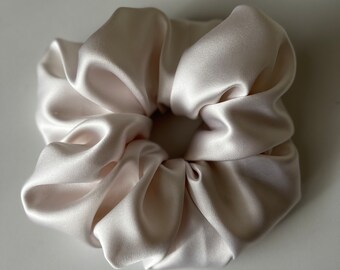 Gigantische witte zijden haarscrunchie