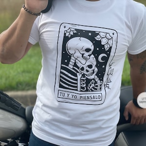 Tu Y Yo Piensalo Shirt, Skelett Shirt, Paare Shirt, mexikanischer Humor, Calvera Shirt, gruseliges Top, Spanisches Shirt, Latein Shirt, Unisex Shirt