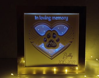 Paw Print Pet Memorial Shadowbox SVG | | SVG en couches 3D Paper Cut Light Box Shadow Box Frame 8 « x8 » Inclus | Cricut Silohuette Découpé au laser