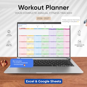 Può includere: Un laptop mostra un pianificatore di allenamento colorato per il 2026-2027. Lo schermo mostra un foglio di calcolo per il monitoraggio degli obiettivi di fitness. Il testo include "IRM Calculator" e "12 mesi di allenamenti". Il laptop è su una superficie di legno.