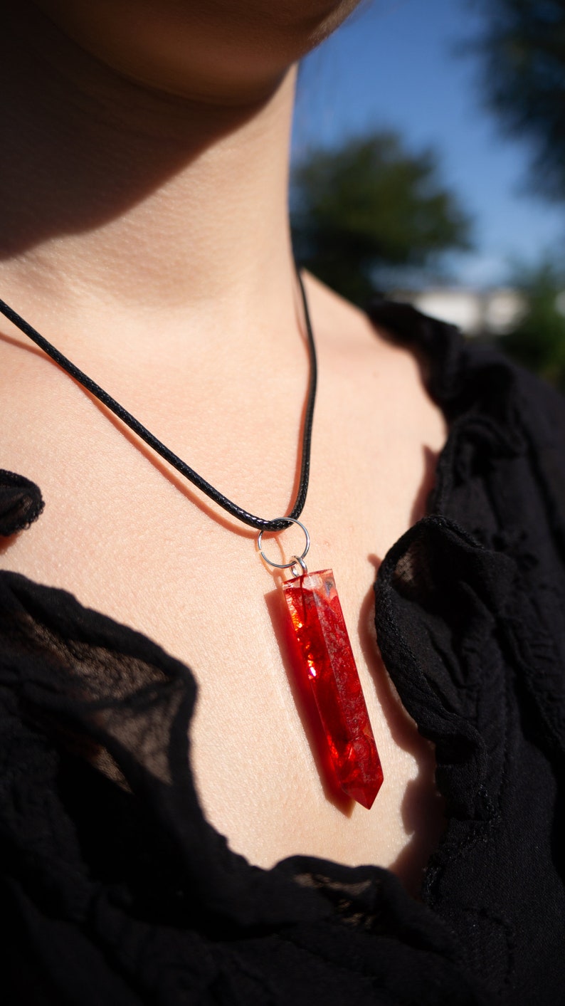 Colgante de collar de resina de resina fundida con flores rojas secas imagen 2