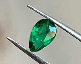 Natürlicher Smaragd Edelstein: Dunkelgrüne Tropfenform, 0.30 Ct ( 3.50 x 6 mm )