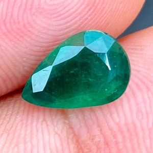 Natürlicher sambischer Smaragd Edelstein: Birne facettiert Milky Green, 2.15 Cts