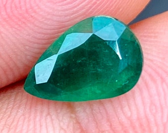 Natürlicher sambischer Smaragd Edelstein: Birne facettiert Milky Green, 2.15 Cts