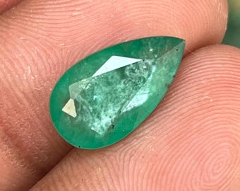 Naturlig zambisk smaragd med prickig ädelsten: Päronformad fasetterad grön AAA-kvalitet, 3,90 ct 8x15,50 x 5 mm