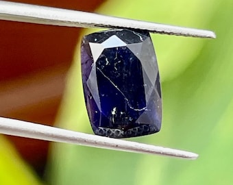 100 % naturlig prålig iolit solsten, lång kuddformad fasetterad lös ädelsten 12 x 8,50 x 6 mm (4,30 ct)