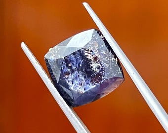 100 % naturlig, prålig iolit-solsten: kuddformad fasetterad lös ädelsten, 4,70 ct. Storlek 11x11x6 mm.