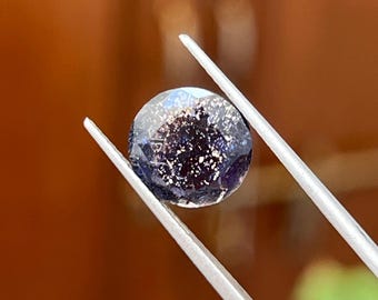 100 % naturlig prålig iolit solsten, rund formad fasetterad lös ädelsten 10,50 x 10,50 x 5,50 mm (4,30 ct)