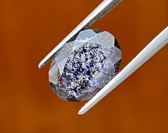 100 % naturlig prålig iolit-solsten: oval formad fasetterad lös ädelsten, 4,50 ct storlek 14,50 x 11 mm
