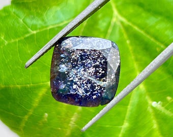 Naturlig prålig iolit-solsten: Kuddformad fasetterad lös ädelsten, 6,80 ct Storlek 13 x 13 mm
