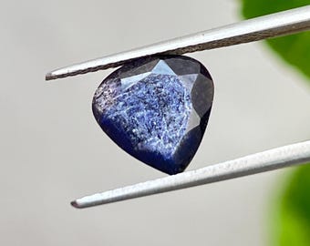 100 % naturlig flashig iolit-solsten: hjärtformad fasetterad lös ädelsten, 2,80 ct storlek 10,50x10,50 mm
