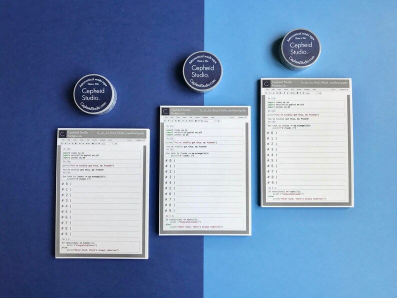 Pu&ograve; includere: Tre blocchi note bianchi con bordi grigi e il testo "Cephheid Studio" stampato in alto. I blocchi note sono progettati per scrivere codice e hanno righe per scrivere e sezioni numerate per organizzare il codice. I blocchi note sono su uno sfondo blu.