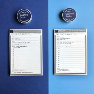 Pu&ograve; includere: Due blocchi note bianchi con pagine a righe e codice blu e nero stampato su di essi. I blocchi note sono etichettati "Cepheid Studio Notebooks" e hanno il testo "To do, To feel, To think, To make, To create, To grow" stampato su di essi. I blocchi note sono su uno sfondo blu e blu chiaro.