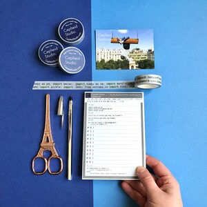 Pu&ograve; includere: Un primo piano di un blocco note bianco con linee nere e testo verde. Il testo dice "import tensorflow as tf; import numpy as np; import matplotlib.pyplot as plt; import pickle; import innn; from astropy.io import fits; ". Il blocco note &egrave; su una superficie blu con un paio di forbici dorate, una penna e tre adesivi rotondi che dicono "Cepheid Studio".