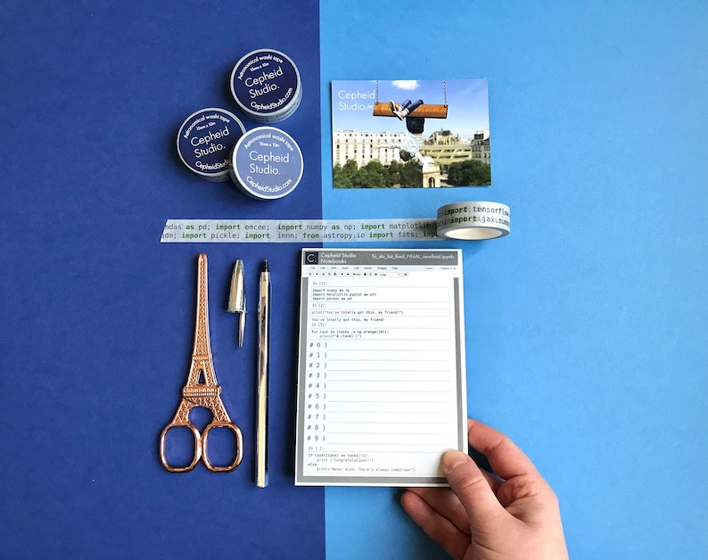 Pu&ograve; includere: Un primo piano di un blocco note bianco con linee nere e testo verde. Il testo dice "import tensorflow as tf; import numpy as np; import matplotlib.pyplot as plt; import pickle; import innn; from astropy.io import fits; ". Il blocco note &egrave; su una superficie blu con un paio di forbici dorate, una penna e tre adesivi rotondi che dicono "Cepheid Studio".