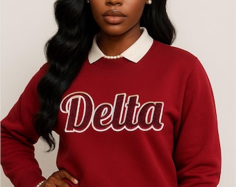 Sudadera Delta Sigma Theta Since 1913 color carmesí