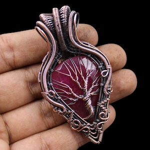 Ciondolo con albero della vita in rubino del Kashmir, gioiello con pietre preziose avvolte in filo di rame