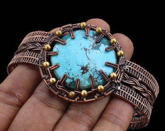 Brazalete hecho a mano de cobre turquesa envuelto en alambre