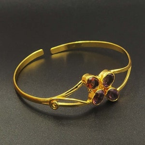 Handgefertigter Amethyst-Messing Armreif, vergoldete Armspange, Geschenk für sie