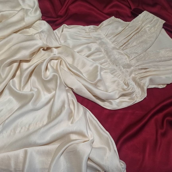 Envoûté !! Robe de nuit longue en satin de soie des années 1920 ~ Lingerie vintage ~ Chemise de nuit brodée À LA MAIN.