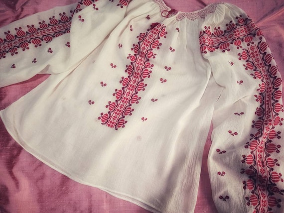 ROMANIAN Handembroidered Blouse ~ Vintage Needlepo