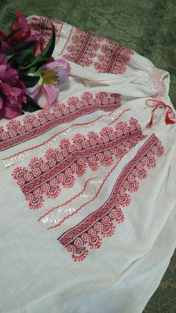 LOVELY!! Romanian handembroidered Blouse ~ Vintage