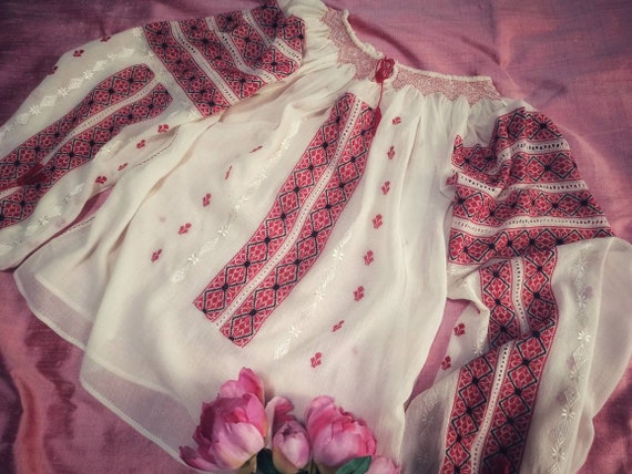 AMAZING!! Romanian Handembroidered Blouse • Vintag