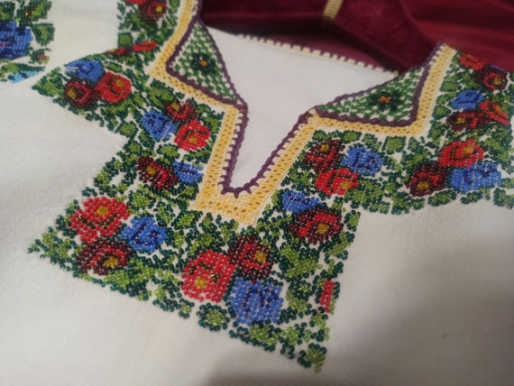 Floral ROMANIAN Traditional HAND-Embroidered  Blo… - image 4