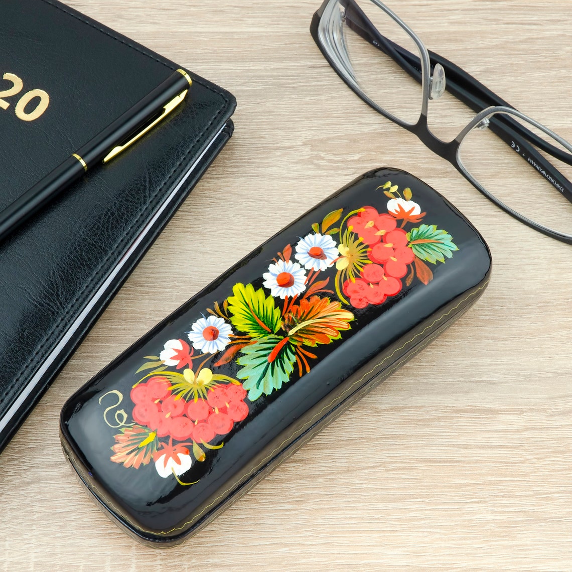 Decorative plastic case for glasses painted with Ukrainian ブラック