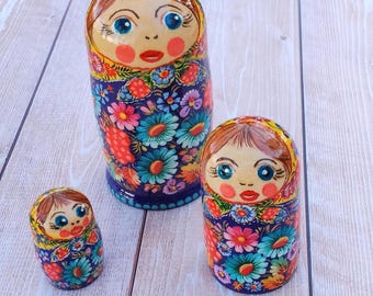 Juego de matrioskas de madera de 3 piezas / Un recuerdo ucraniano memorable al estilo de las pinturas de Petrikivka.