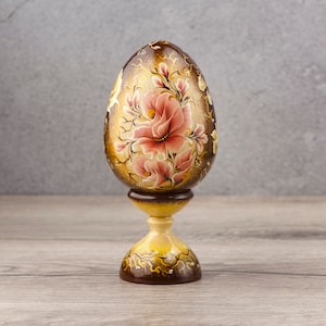 Handmade painted egg in beige tones| Wooden egg on a stand, painted with beautiful flowers| Ukrainian painted egg| Ukrainian folk art| Gift