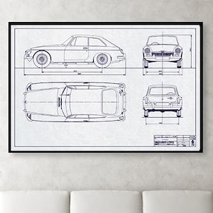 Peut inclure: Plan technique d'une voiture classique, présenté sous forme de plan en bleu sur fond blanc. Le dessin technique montre des vues de côté, de dessus, de face et de dos. Encadré en noir, il est accroché au-dessus d'un canapé blanc.