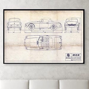 Peut inclure: Plan d'une voiture MGB encadré en noir. Le plan, en encre bleue, présente la voiture sous différents angles : dessus, côté, avant et arrière. Le plan est sur fond beige.