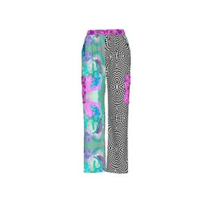 Op de afbeelding: Broek met patroon met een uniek ontwerp. Eén broekspijp heeft een zwart-wit dambordpatroon, de andere een bloemen- en abstract ontwerp in groen, roze en blauw. De tailleband heeft een roze bloemenprint. Een opvallend kledingstuk.