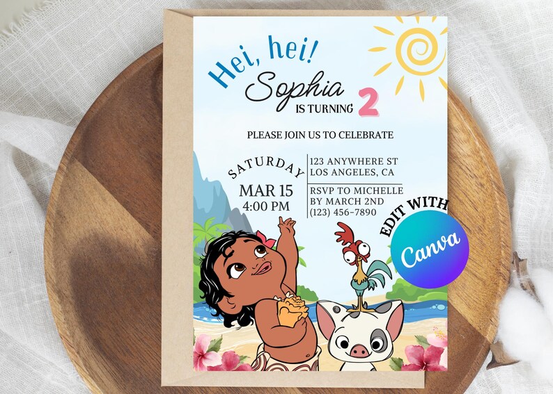 K&ouml;nnte beinhalten: Eine blaue und wei&szlig;e Geburtstagseinladung mit einem Cartoon-Bild von Moana aus dem Disney-Film Moana. Die Einladung lautet "Hei, hei! Sophia wird 2. Bitte feiern Sie mit uns am Samstag, den 15. M&auml;rz, 16:00 Uhr. 123 Anywhere St, Los Angeles, CA. RSVP an Michelle bis zum 2. M&auml;rz (123) 456-7890. Bearbeiten mit Canva."