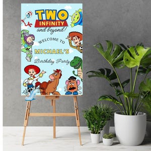 Puede incluir: Un letrero de fiesta de cumpleaños azul claro con personajes de la película Toy Story. El letrero dice "TWO INFINITY and beyond!" y "WELCOME TO MICHAEL'S Birthday Party". El letrero se muestra en un caballete de madera.