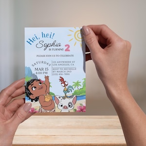 K&ouml;nnte beinhalten: Eine farbenfrohe Geburtstagseinladung mit einer Zeichentrickfigur aus dem Film Vaiana. Die Einladung ist f&uuml;r Sophias 2. Geburtstag. Der Text auf der Einladung lautet: "Hei, hei! Sophia wird 2. Bitte feiern Sie mit uns am Samstag, den 15. M&auml;rz, um 16:00 Uhr, 123 Anywhere St, Los Angeles, CA. RSVP an Michelle bis zum 2. M&auml;rz (123) 456-7890."