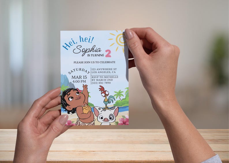 K&ouml;nnte beinhalten: Eine farbenfrohe Geburtstagseinladung mit einer Zeichentrickfigur aus dem Film Vaiana. Die Einladung ist f&uuml;r Sophias 2. Geburtstag. Der Text auf der Einladung lautet: "Hei, hei! Sophia wird 2. Bitte feiern Sie mit uns am Samstag, den 15. M&auml;rz, um 16:00 Uhr, 123 Anywhere St, Los Angeles, CA. RSVP an Michelle bis zum 2. M&auml;rz (123) 456-7890."