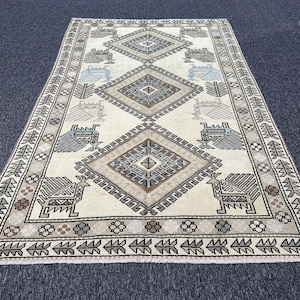 5’1”x8’2” ft. Turkish vintage rug. Soft colors rug. İvory blue rug. Nomadic rug. Entryway rug. Hallway rug. Kitchen rug. Oushak rug.